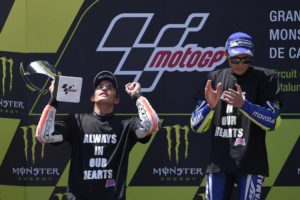 First-placed Movistar Yamaha MotoGP's Italian rider Valentino Rossi (R) applauds to second-placed Repsol Honda Team's Spanish rider Marc Marquez (L) on the podium after the MotoGP race of the Catalunya Grand Prix at the Montmelo racetrack near Barcelona on June 5, 2016. / AFP PHOTO / LLUIS GENE