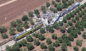 L'impatto violento tra i due treni