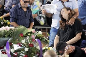 Uno dei momenti drammatici dei funerali di Ascoli