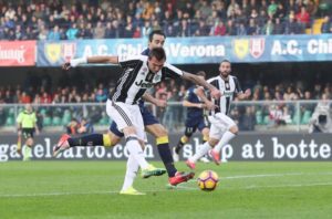 Mario Mandzukic porta in vantaggio la Juve al Bentegodi col Chievo