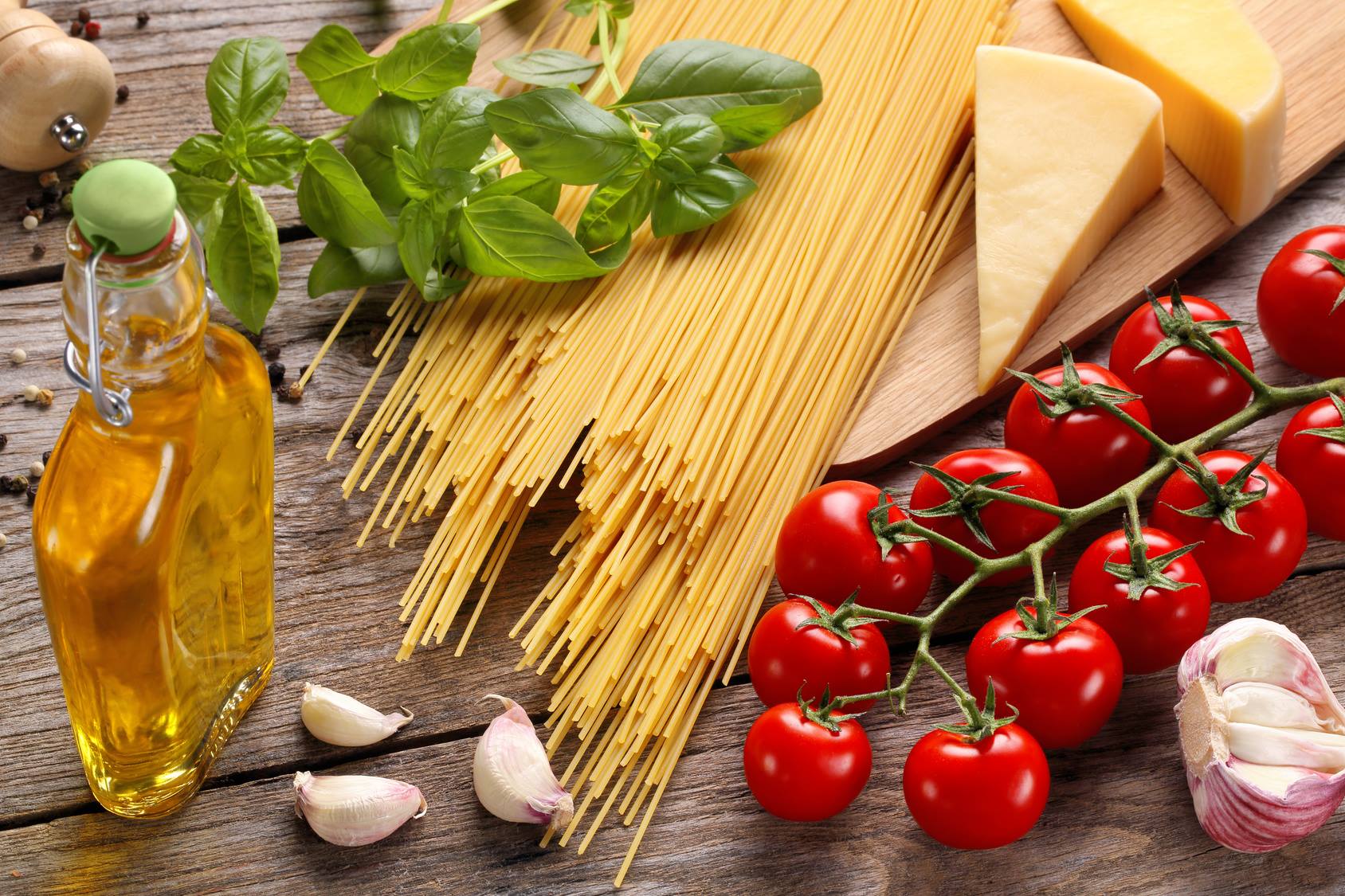 Pane e biscotti alla farina di grillo in tavola, rabbia del 'Made